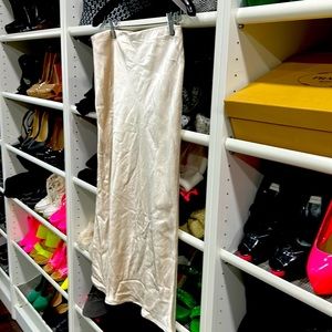 Stunning satin like long skirt in creme. Size M. New without tags. Never enjoyed